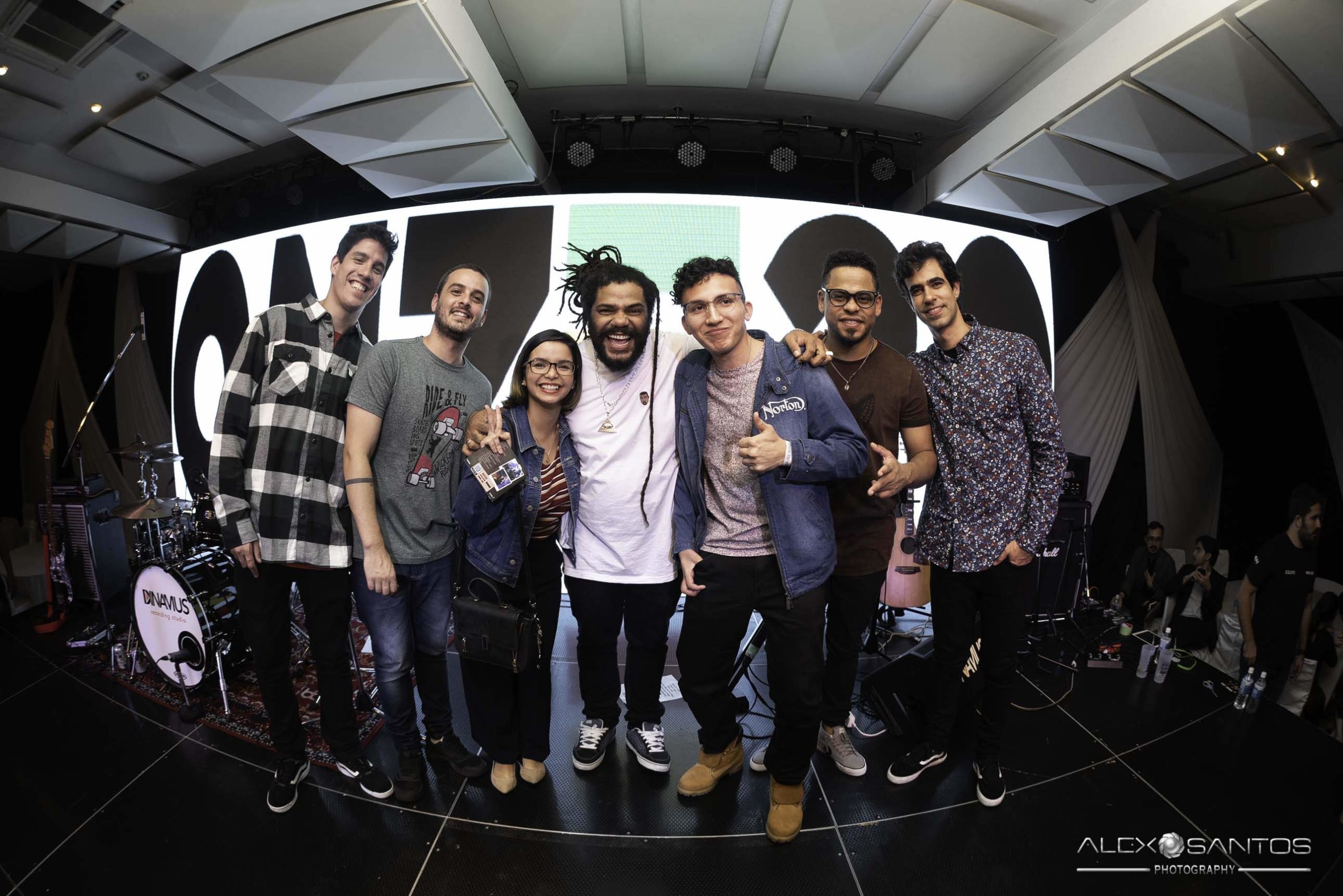 Revista Super Vitrine celebra 13 anos com jantar e Show da banda Onze:20