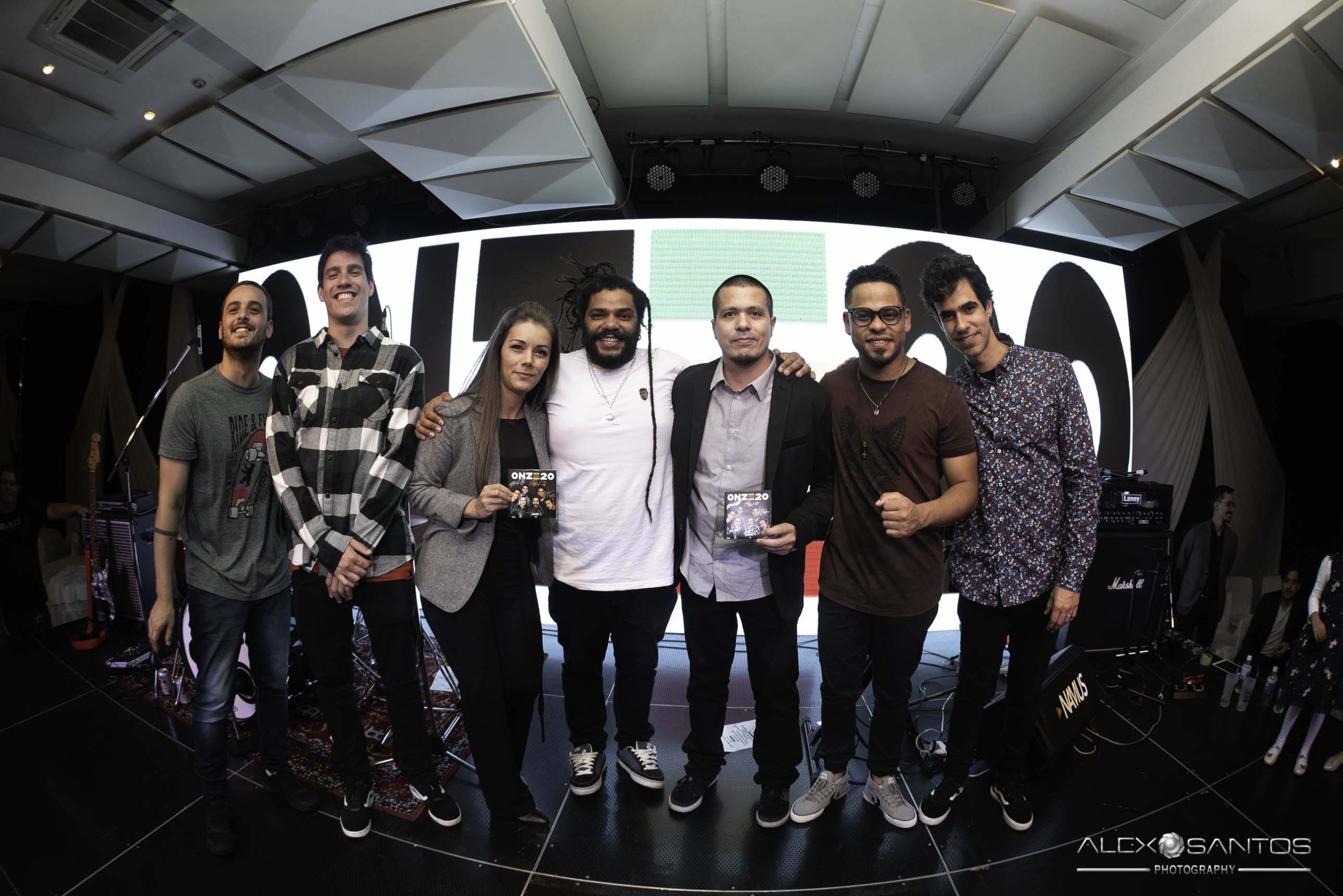 Revista Super Vitrine celebra 13 anos com jantar e Show da banda Onze:20