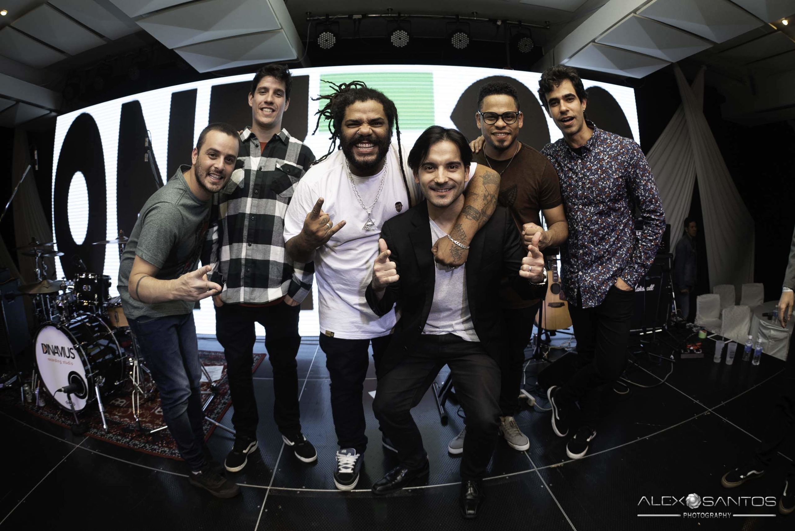 Revista Super Vitrine celebra 13 anos com jantar e Show da banda Onze:20