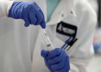 Cientistas estão testando vacina contra a COVID-19 em si próprios