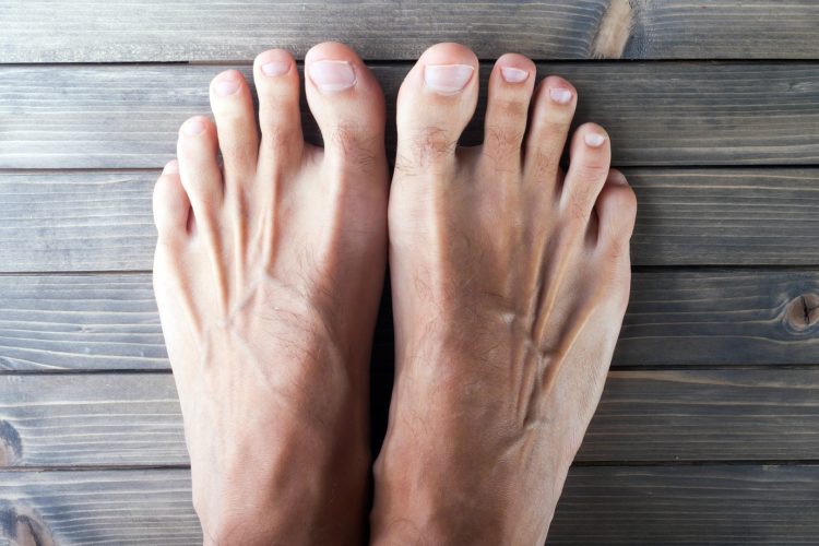 Seu pé é muito frio? Aqui estão 6 possíveis explicações para isso