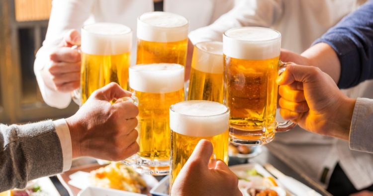 Restaurantes, bares e outros estabelecimentos de Tóquio começam a fechar mais cedo a partir de segunda-feira