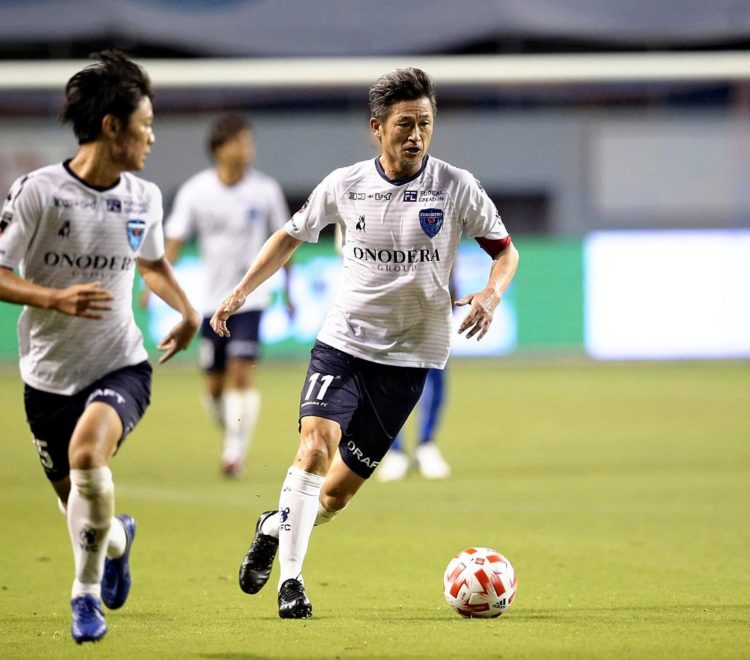 Kazu volta para a primeira divisão da J-League e bate recorde de jogador mais velho a participar de uma partida