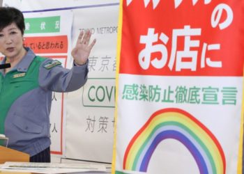 Governadora de Tóquio alerta para risco de contaminação por COVID-19 dentro de casa