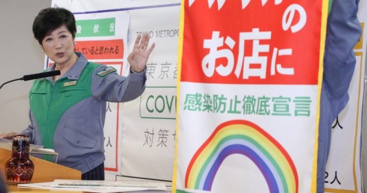 Governadora de Tóquio alerta para risco de contaminação por COVID-19 dentro de casa