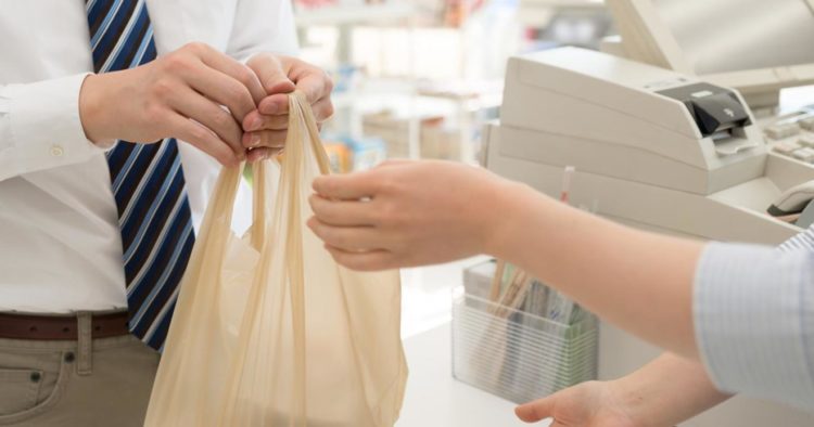 Mais de 70% dos clientes de lojas de conveniência no Japão deixaram de pedir sacolas plásticas desde julho