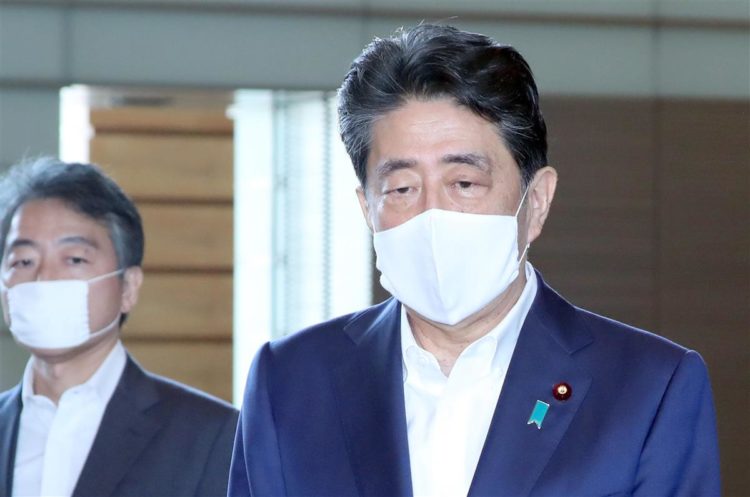 Primeiro-ministro do Japão troca modelo de máscara e pede cooperação da população contra a pandemia de COVID-19