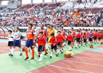 Liga de beisebol e J-League no Japão aumentarão público nos estádios, mas pede aos torcedores que usem máscara