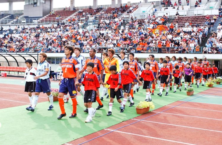 Liga de beisebol e J-League no Japão aumentarão público nos estádios, mas pede aos torcedores que usem máscara