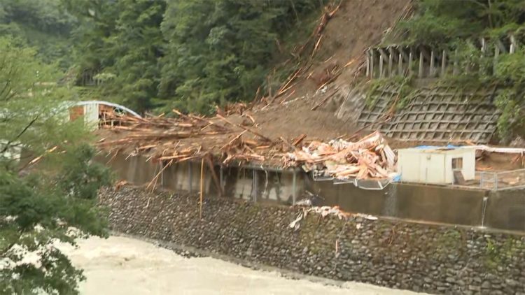 Tufão n°10 deixa 1 morto, 96 feridos e 4 desaparecidos