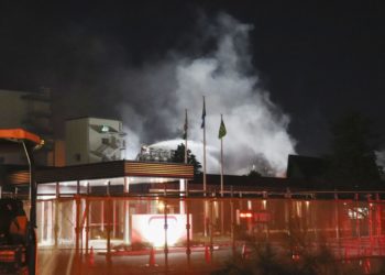 Fábrica da produtos químicos em Aichi pega fogo e 2 pessoas morrem