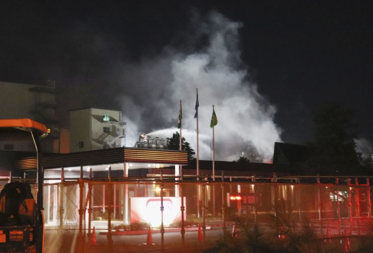 Fábrica da produtos químicos em Aichi pega fogo e 2 pessoas morrem