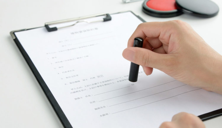 Ministro Taro Kono explica que fim do carimbo na hora de assinar contratos não significa o fim desta cultura