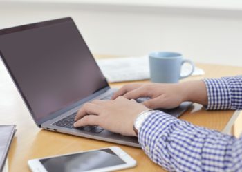 Cerca de 40% das instituições financeiras do Japão permitem a seus funcionários trabalharem em casa e acessarem informações da empresa a partir de seus próprios computadores pessoais