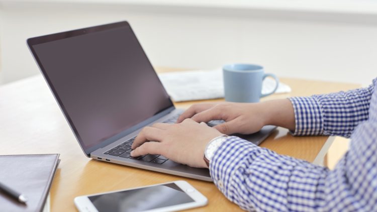 Cerca de 40% das instituições financeiras do Japão permitem a seus funcionários trabalharem em casa e acessarem informações da empresa a partir de seus próprios computadores pessoais