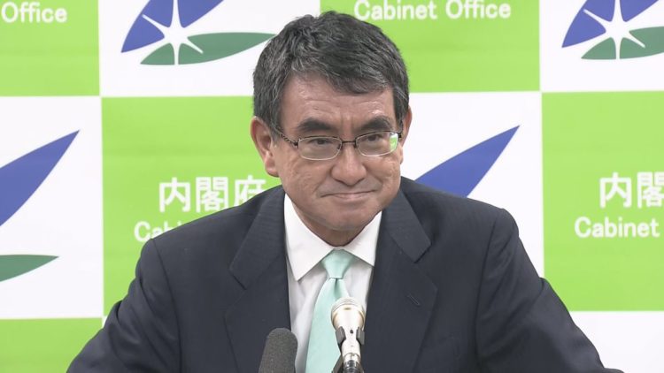 Ministro Taro Kono quer que recibos e outros comprovantes também comecem a ser digitalizados