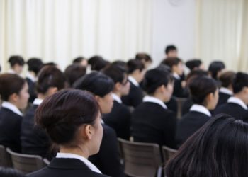Governo do Japão quer permitir que novos formandos das universidades sejam tratados como “recém-formados” por até 3 anos