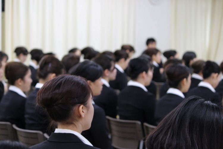 Governo do Japão quer permitir que novos formandos das universidades sejam tratados como “recém-formados” por até 3 anos