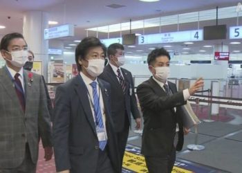 Japão quer aumentar para 20 mil capacidade de testes diários para COVID-19 em aeroportos de todo o país