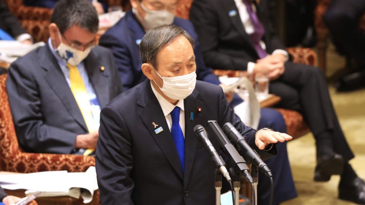 Avaliação do governo de Yoshihide Suga sobe para 56%