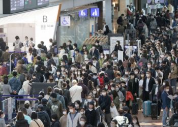 Apesar do aumento no número de casos de COVID-19, japoneses aproveitam semana de feriado para viajar e aproveitar promoção do “Go to Travel”