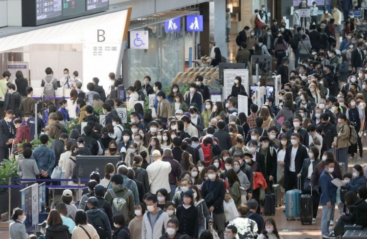 Apesar do aumento no número de casos de COVID-19, japoneses aproveitam semana de feriado para viajar e aproveitar promoção do “Go to Travel”