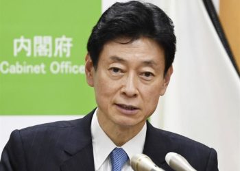 Ministro da Revitalização Econômica do Japão alerta população para que tenha cuidado na hora de tirar a máscara na frente de outras pessoas