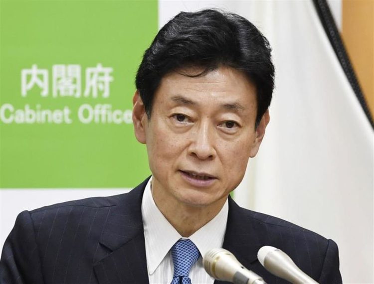 Ministro da Revitalização Econômica do Japão alerta população para que tenha cuidado na hora de tirar a máscara na frente de outras pessoas