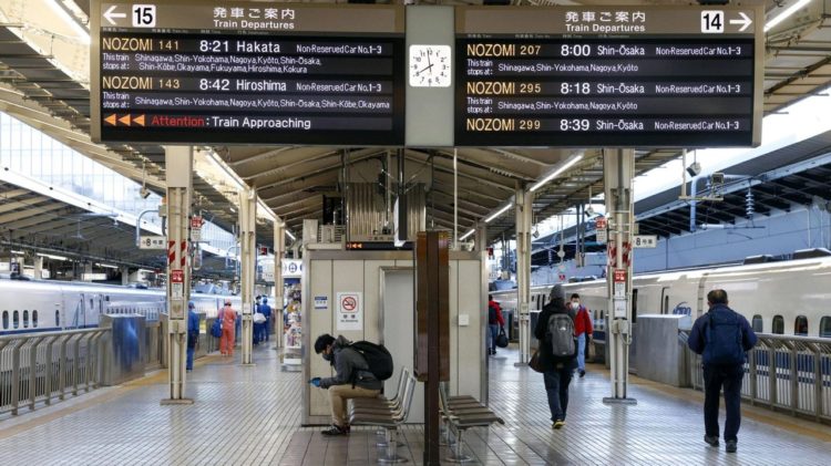 Pouco movimento é registrado nos aeroportos e estações de trem do Japão no começo do feriado de fim de ano
