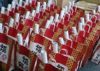 Venda de sacolas surpresa no Japão começa mais cedo para evitar aglomerações