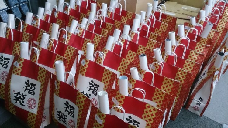 Venda de sacolas surpresa no Japão começa mais cedo para evitar aglomerações