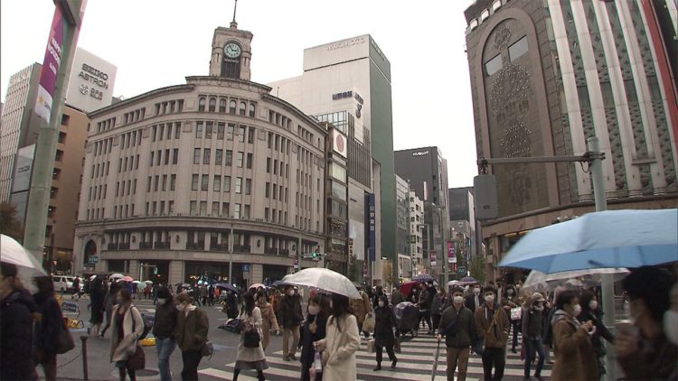Fluxo de pessoas no centro das grandes cidades japonesas neste final de semana diminuiu em relação ao período pré-pandemia