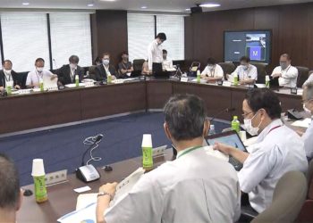 Equipe de especialistas do governo japonês mantêm alerta máximo contra COVID-19