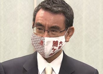 Governo japonês nomeia ministro Taro Kono para chefiar a campanha de vacinação contra a COVID-19