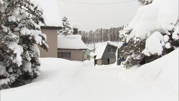 Nevascas continuam no domingo na região voltada para o Mar do Japão