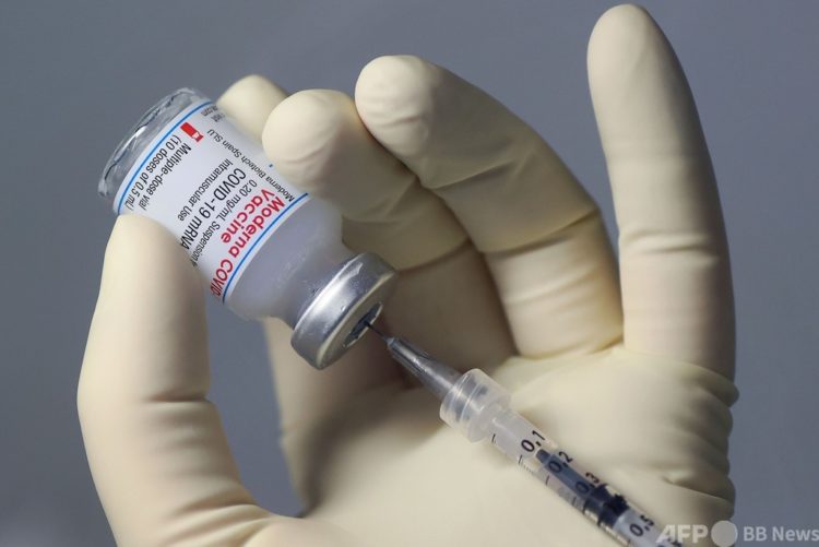 Vacina contra COVID-19 da Moderna é aplicada em 4 milhões de pessoas e causa alergia em 10