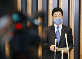 Ministro da Revitalização Econômica do Japão usa sua conta do Twitter para pedir que população evite sair de casa