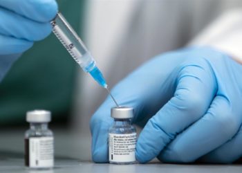 Governo do Japão quer vacinar todos os idosos em até 9 semanas depois do início da vacinação contra a COVID-19