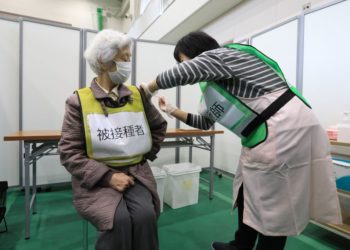 Governo do Japão quer usar ginásios de esportes e estabelecimentos culturais como postos de vacinação contra COVID-19