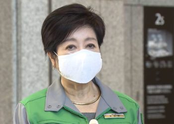 Governadora de Tóquio diz que se descuidar agora é imperdoável depois de nova queda de casos de COVID-19