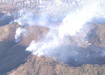 Incêndio atinge montanhas na cidade de Ashikaga e alerta de evacuação para 40 residências próximas é acionado
