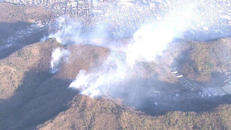 Incêndio atinge montanhas na cidade de Ashikaga e alerta de evacuação para 40 residências próximas é acionado