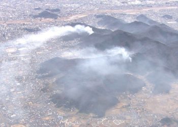 Incêndio em montanha de Tochigi continua pelo quinto dia e alerta de evacuação para 305 residências é emitido
