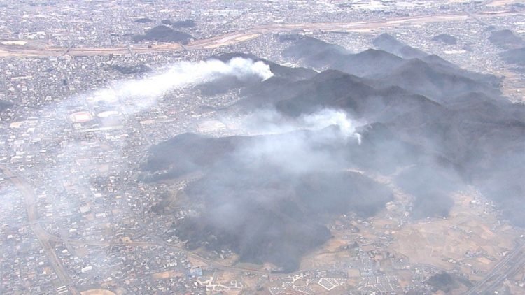 Incêndio em montanha de Tochigi continua pelo quinto dia e alerta de evacuação para 305 residências é emitido