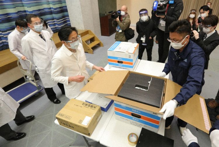 Presidente da Associação de Médicos do Japão pede que população siga os cuidados contra a COVID-19 mesmo com a vacina