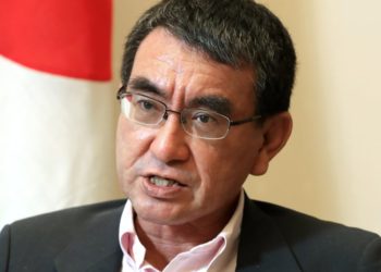 Processo de vacinação contra COVID-19 no Japão será lento até o final de abril, segundo ministro Taro Kono