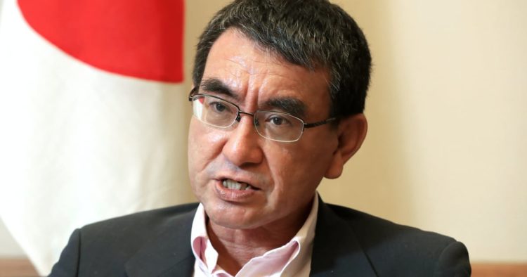 Processo de vacinação contra COVID-19 no Japão será lento até o final de abril, segundo ministro Taro Kono