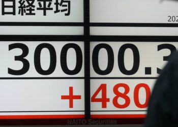 Bolsa de valores de Tóquio ultrapassa marca histórica de 30 mil pontos
