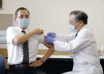Japão começa vacinação contra COVID-19 e vacina os primeiros 40 mil profissionais de saúde