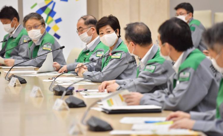 Tóquio registra menos de 1 mil casos diários de Covid-19 pelo sétimo dia seguido